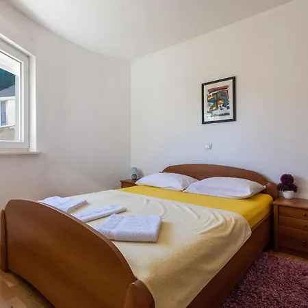 Two-bedroom In Ploce شقة